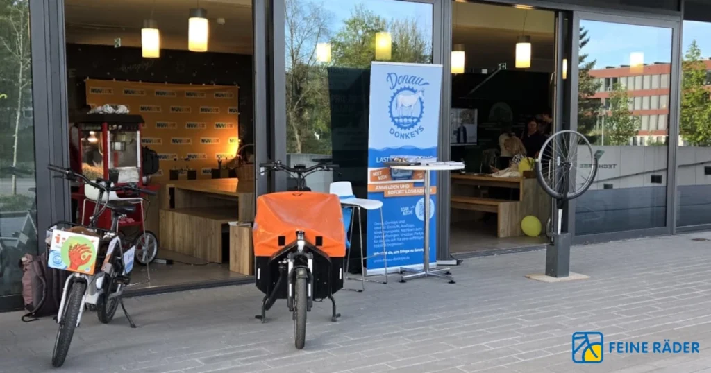 Feine Räder war bei Nacht.Schafft.Wissen. in der TechBase Regensburg dabei – mit Lastenrad-Testfahrten, Geschicklichkeitsspiel und vielen interessierten Besucherinnen und Besuchern.