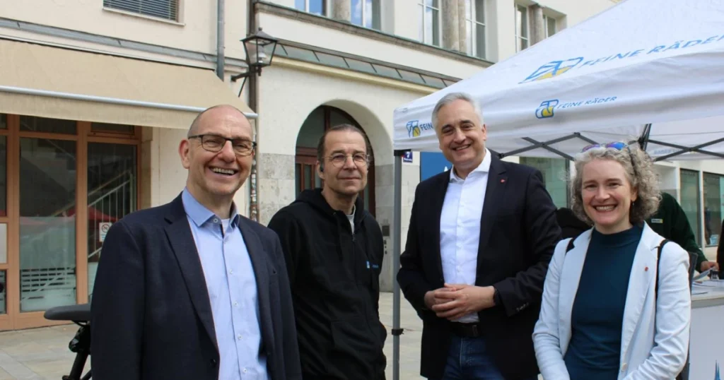 Michael Quast vom Stadtmarketing Regensburg, Feine Räder Geschäftsführer Ulrich Schmack, Oberbürgermeister Thomas Burger und Bürgermeisterin Helene Sigloch bei Regensburg Mobil 2026