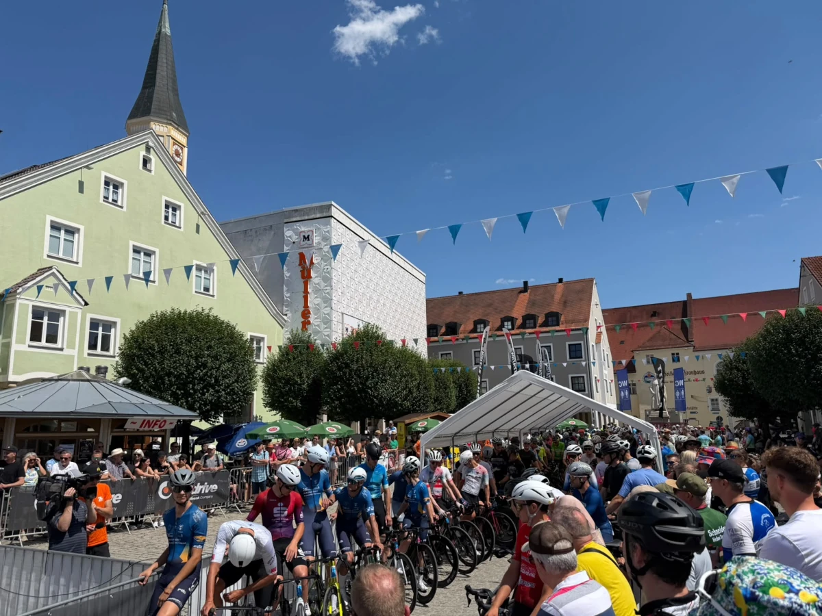 Fahrerfeld und Wechselzone beim Race24 2026 auf dem Kelheimer Stadtplatz