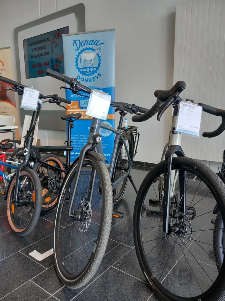 Messestand von Feine Räder und Donau Donkeys auf der Gesundheitsmesse Regensburg 2026