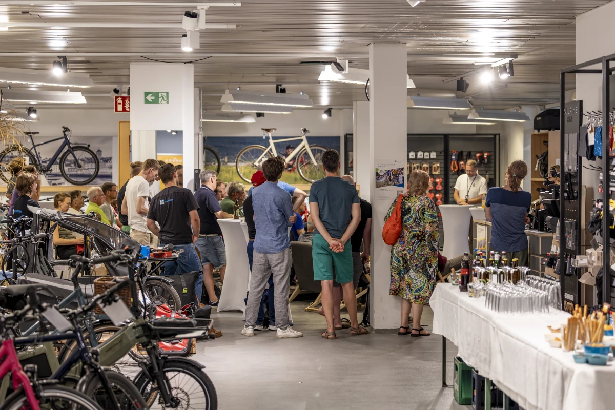 Genau dafür ist MEHRRAD! da: Menschen zusammenzubringen, gute Fragen zu stellen und Fahrradkultur in Regensburg sichtbar zu machen.