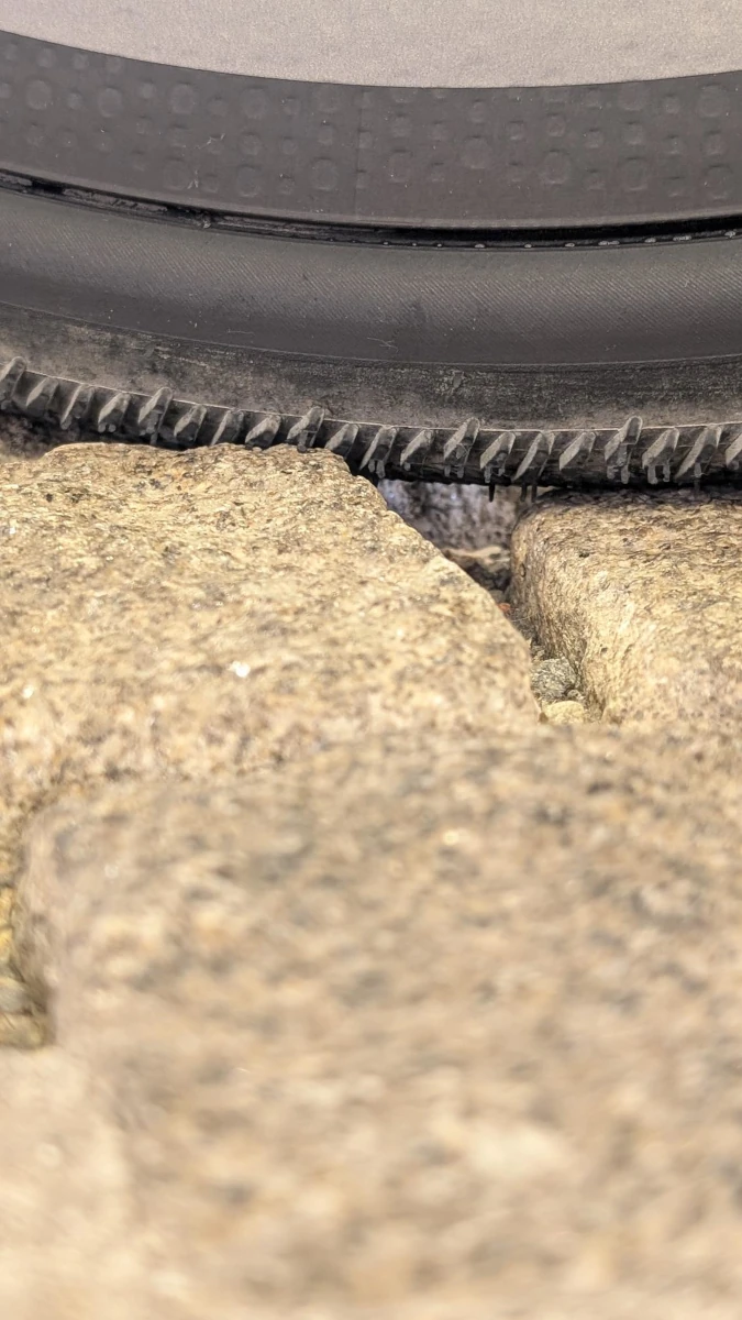 Gravelbike-Reifen auf unebenem Steinboden – Reifenaufstandsfläche und Reifendruck